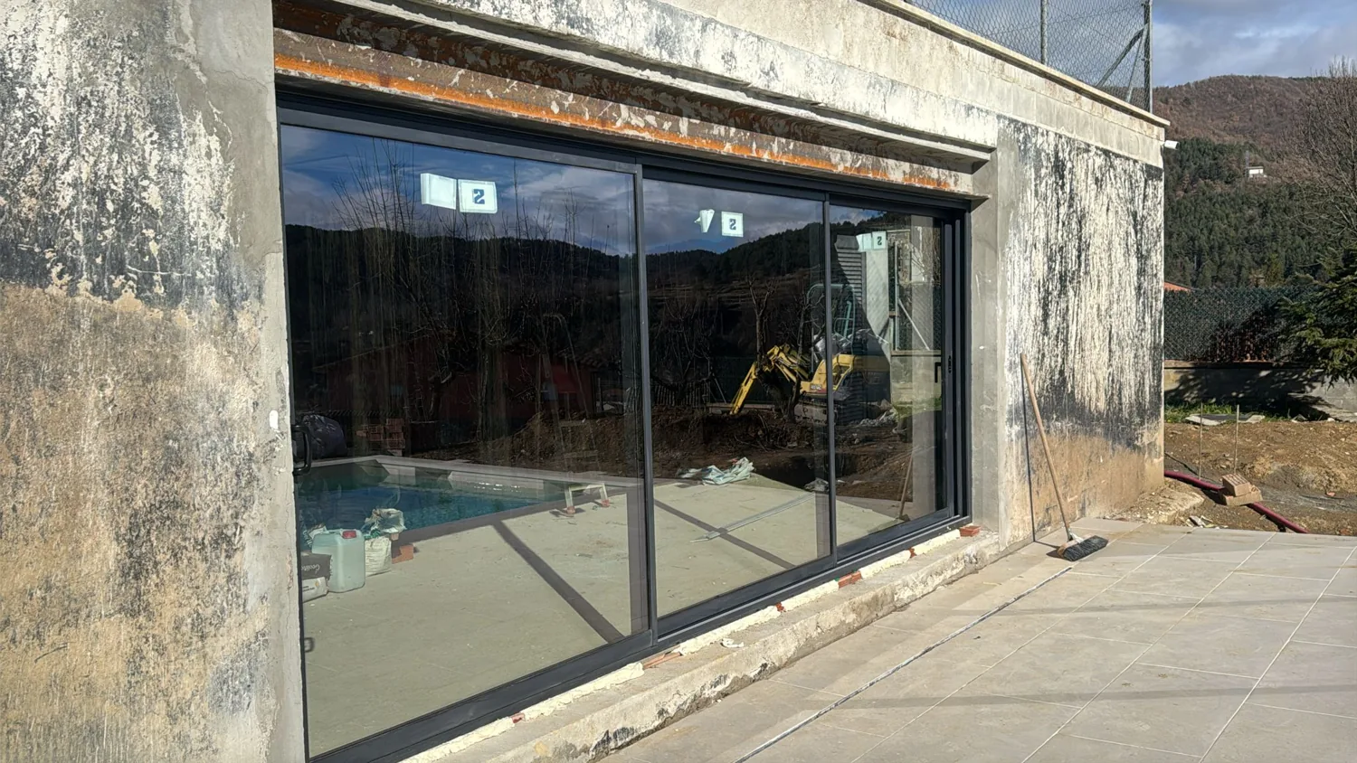 Grandes correderas de aluminio antracita con vistas a la piscina (6)
