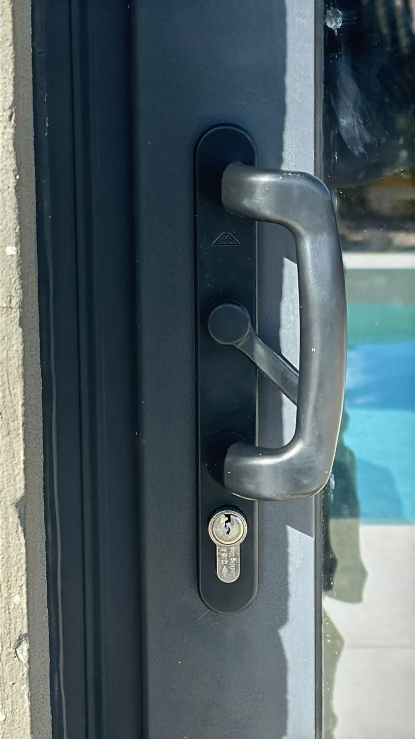 Grandes correderas de aluminio antracita con vistas a la piscina (7)
