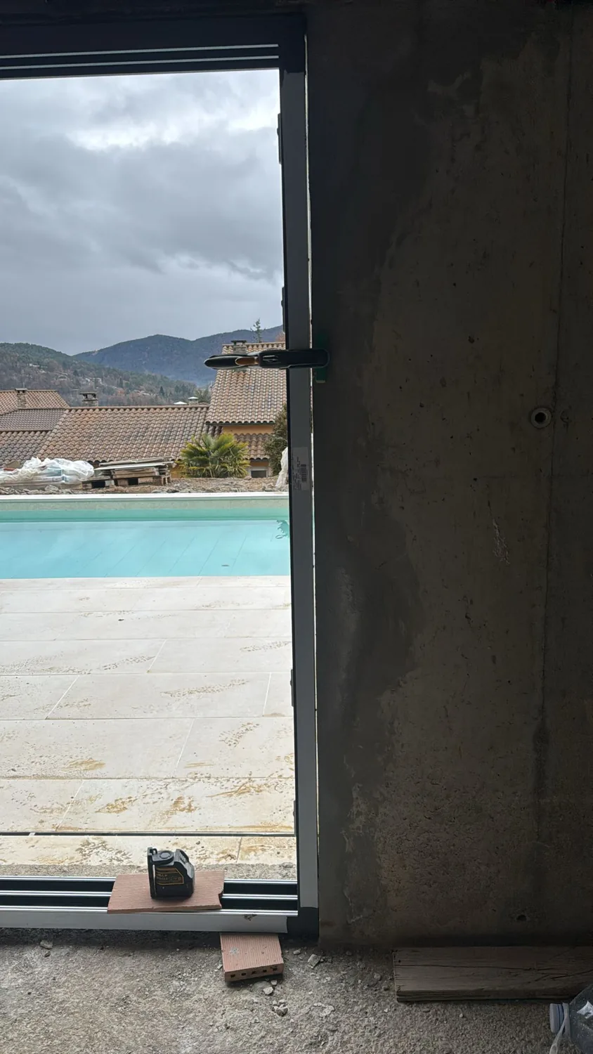 Grandes correderas de aluminio antracita con vistas a la piscina (8)
