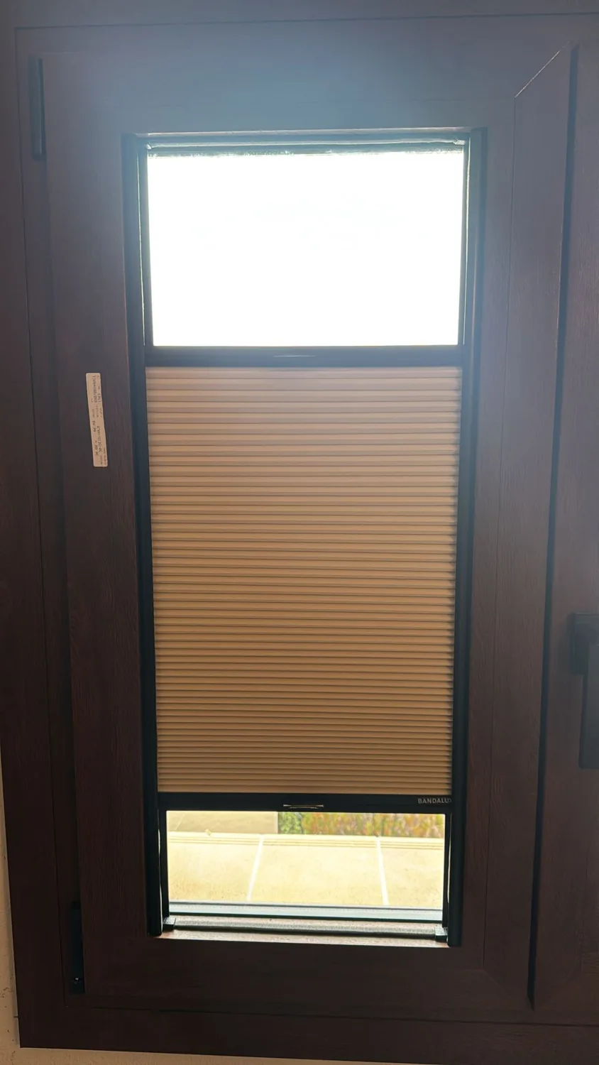 Estores celulares Bandalux en ventanas de PVC imitación madera