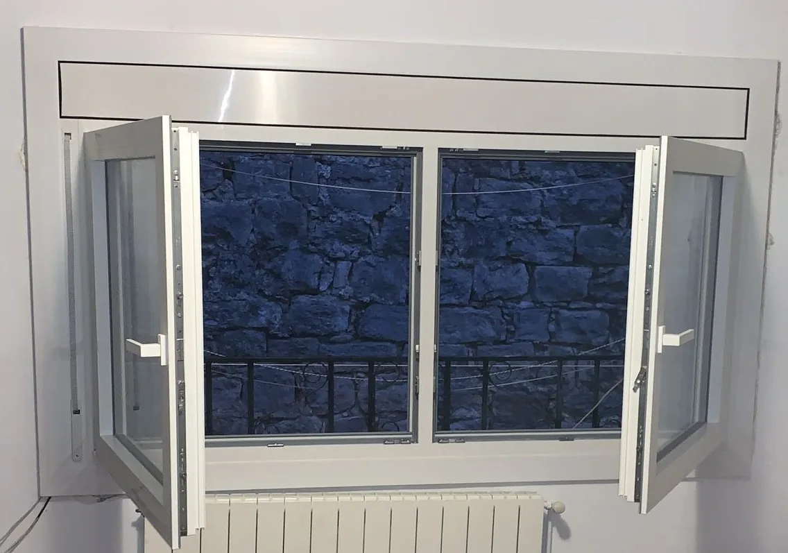 Ventanas de aluminio blanco en el Barri Vell de Girona (3)