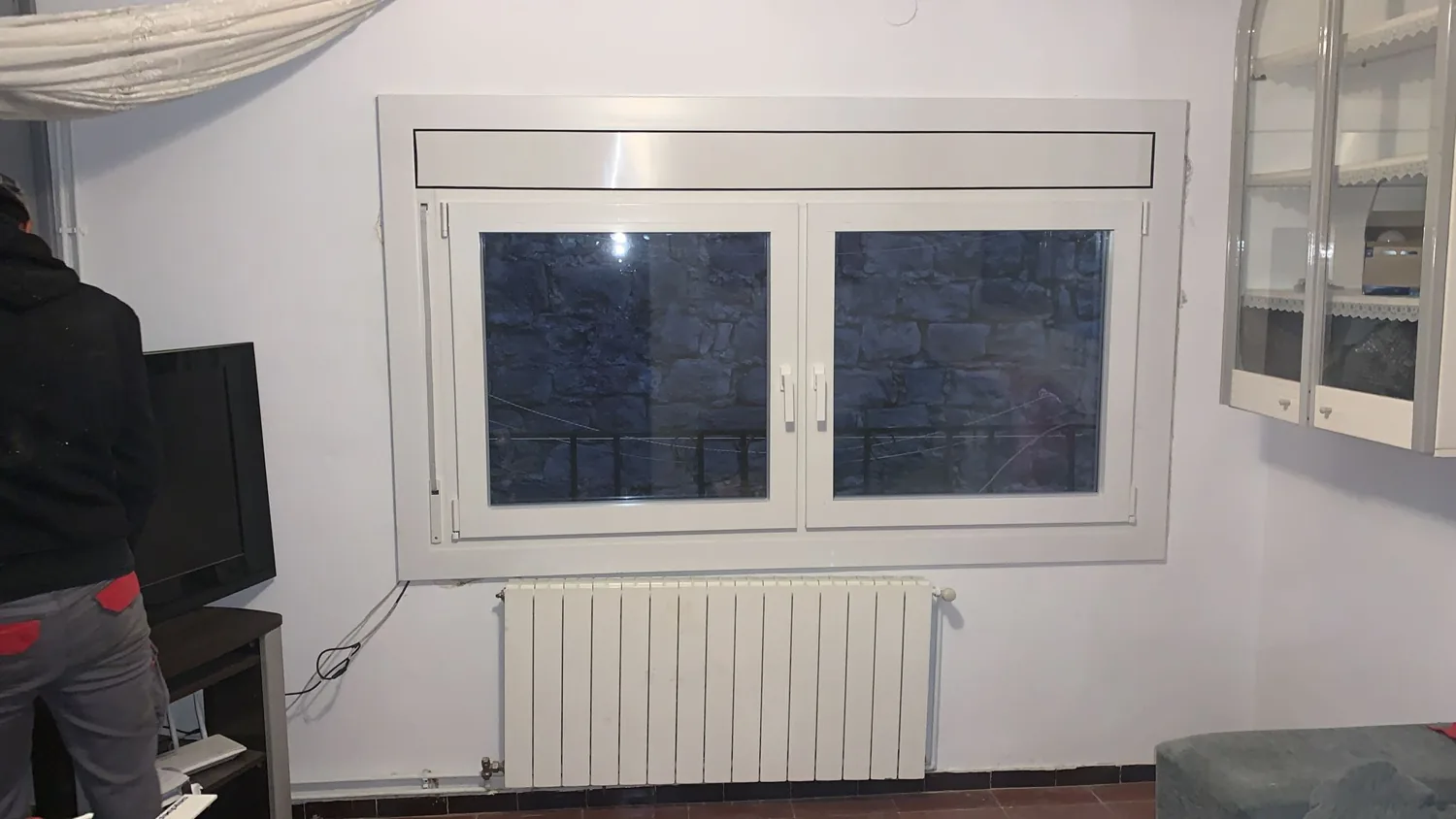 Ventanas de aluminio blanco en el Barri Vell de Girona (4)