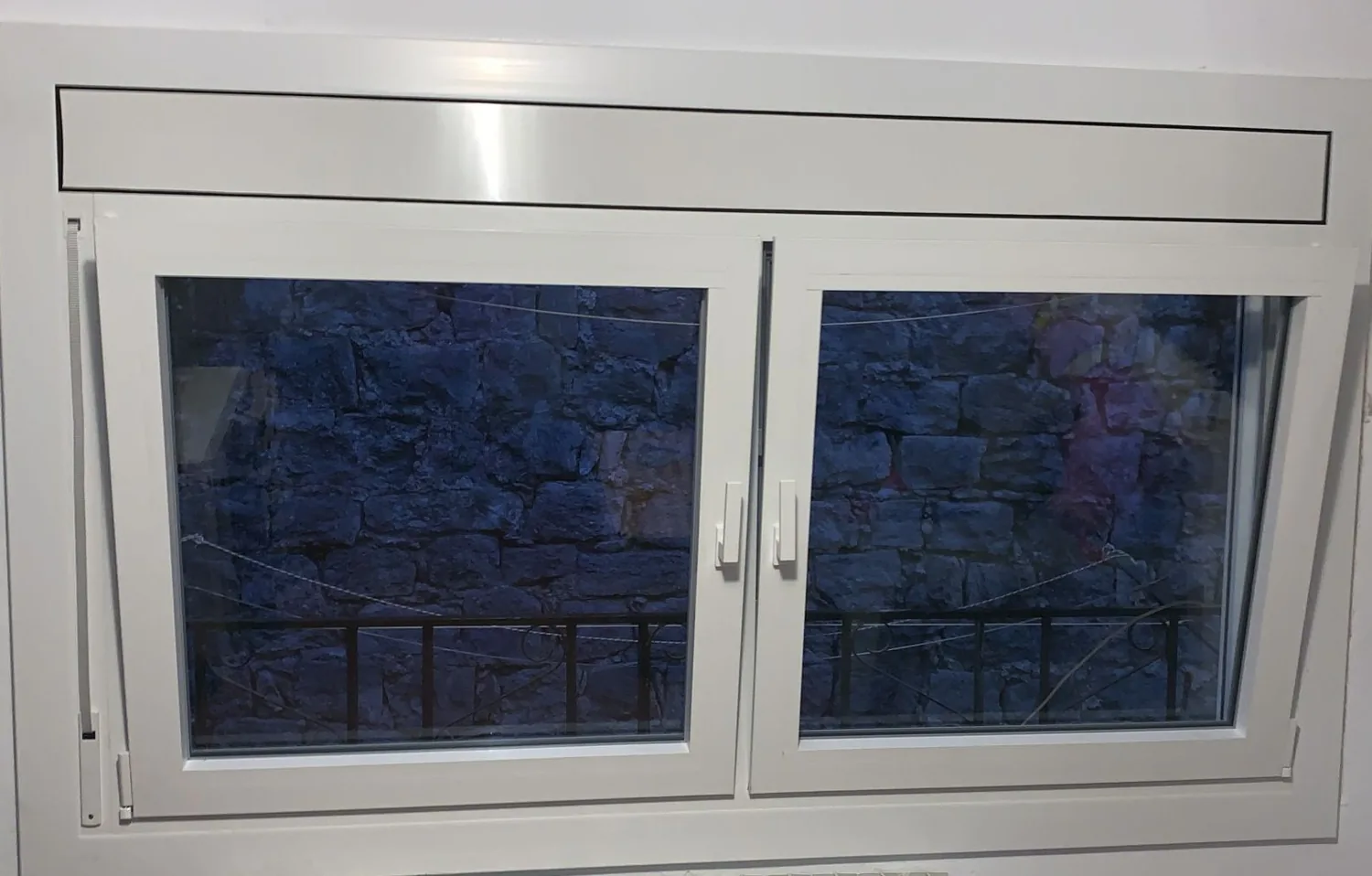 Ventanas de aluminio blanco en el Barri Vell de Girona (5)