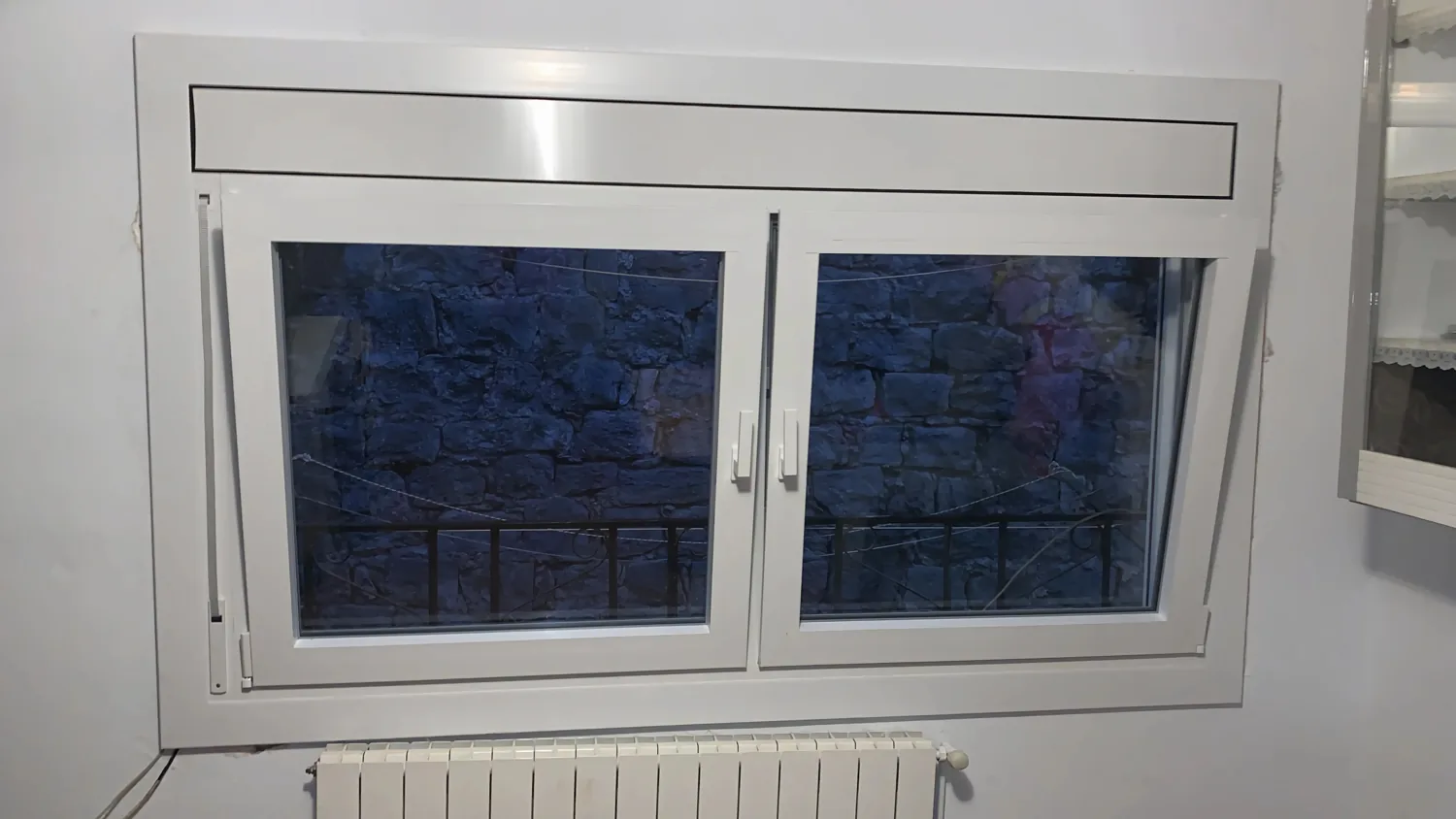 Ventanas de aluminio blanco en el Barri Vell de Girona (6)