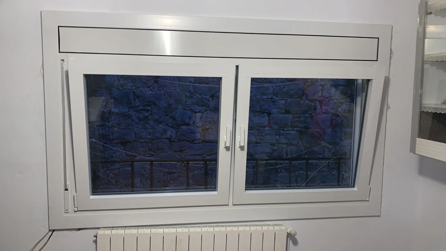 Ventanas de aluminio blanco en el Barri Vell de Girona (7)
