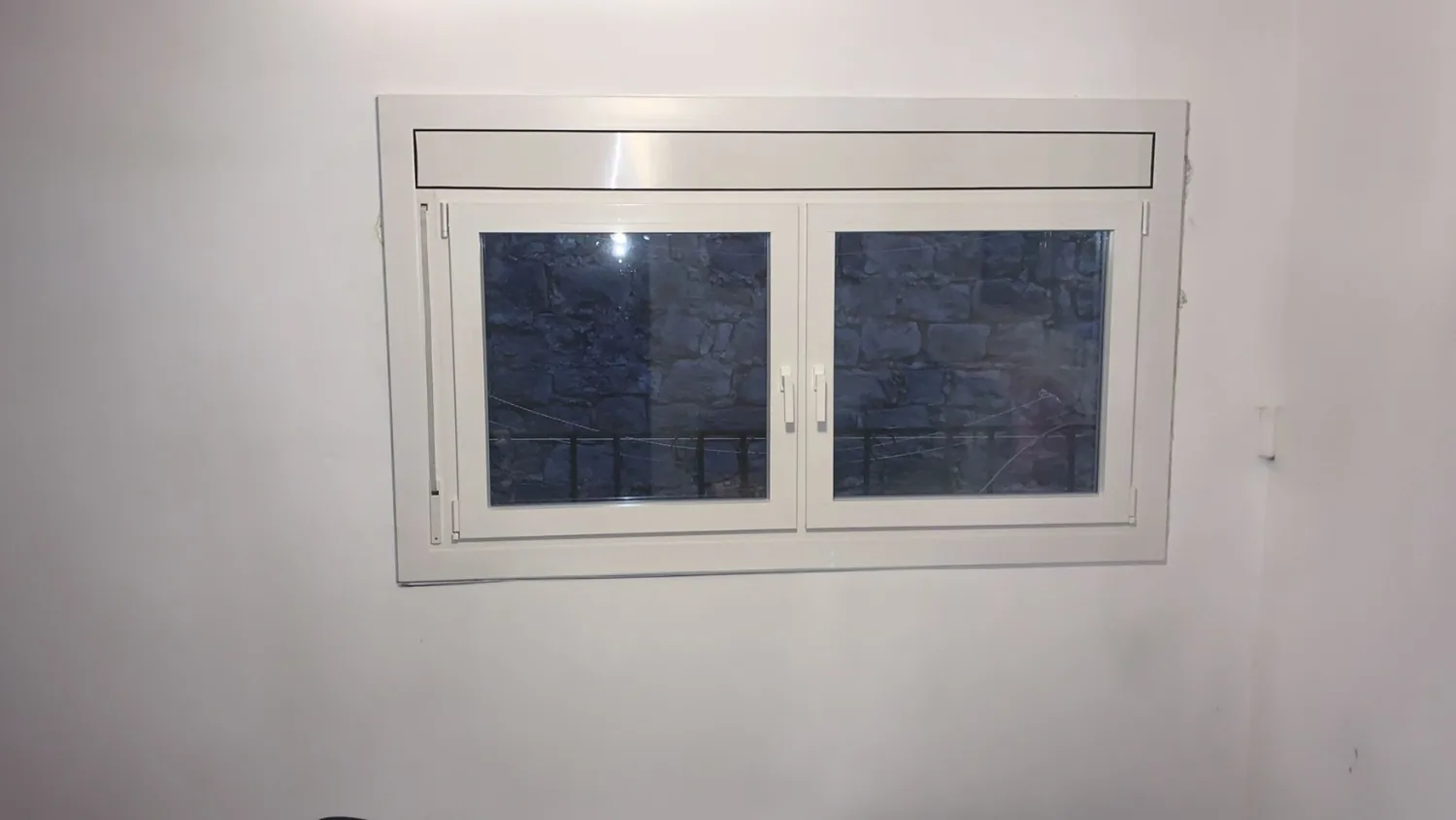 Ventanas de aluminio blanco en el Barri Vell de Girona (8)