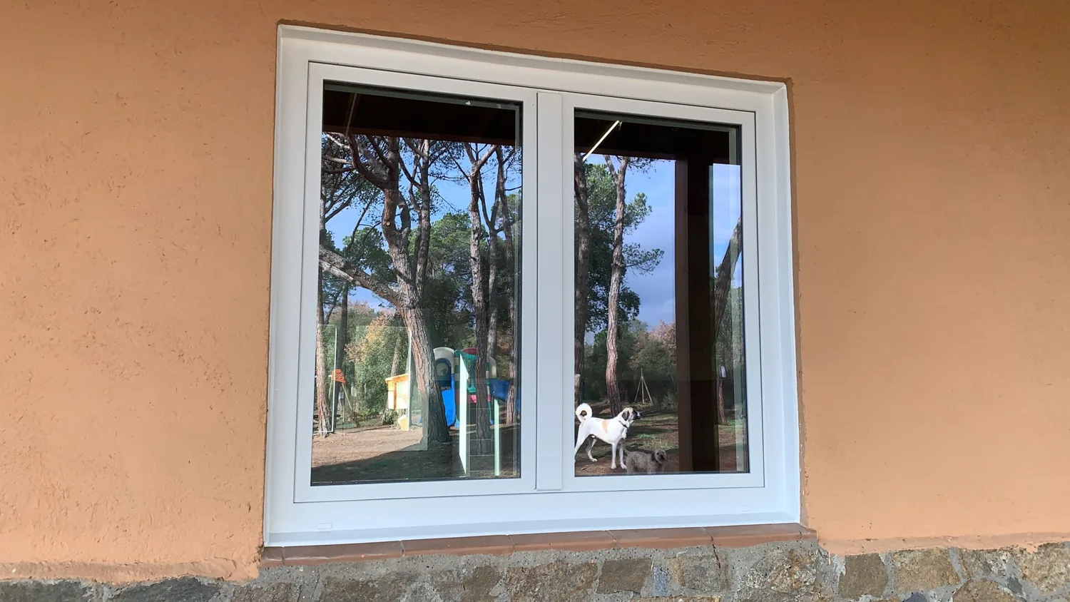 Ventanas de aluminio blanco en una casa rural