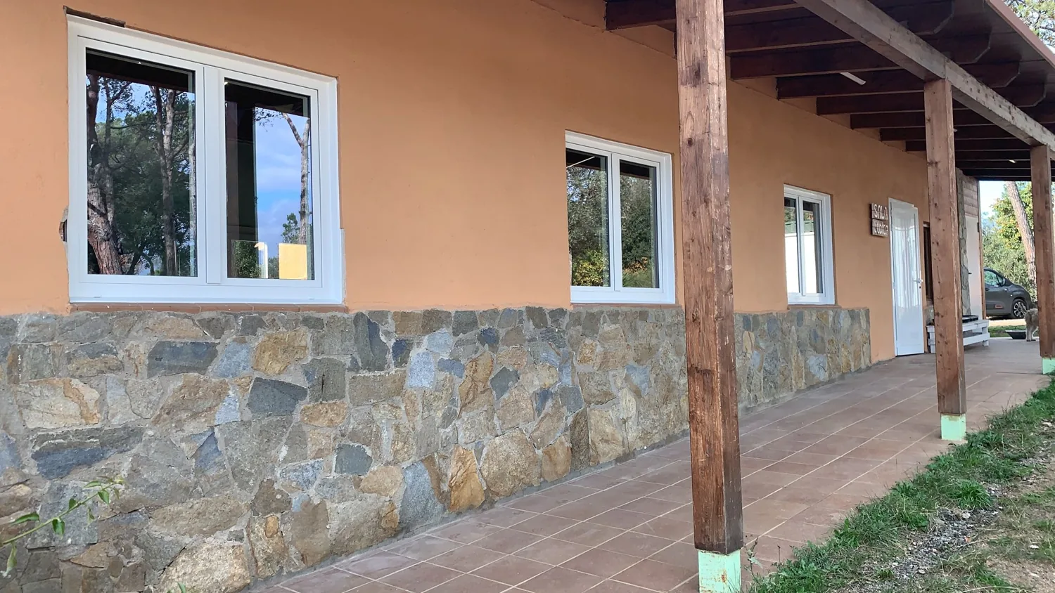 Finestres d'alumini blanc en una casa rural (2)