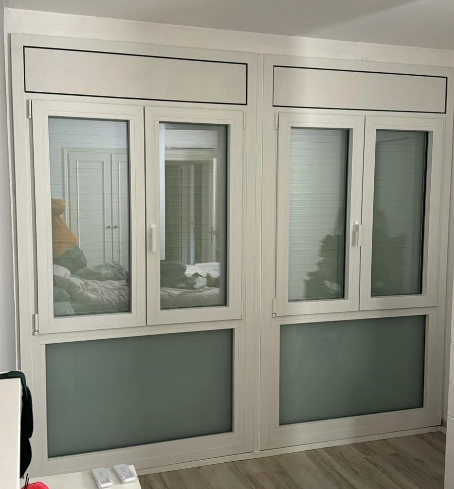 Ventanas y puerta de balcón de aluminio blanco en Gascons