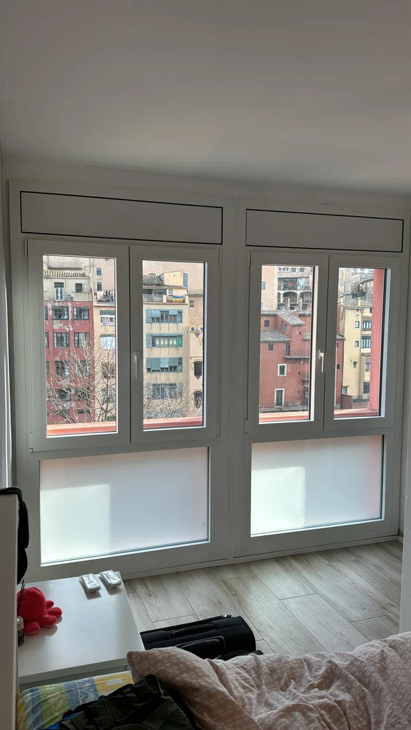 Ventanas y puerta de balcón de aluminio blanco en Gascons (2)
