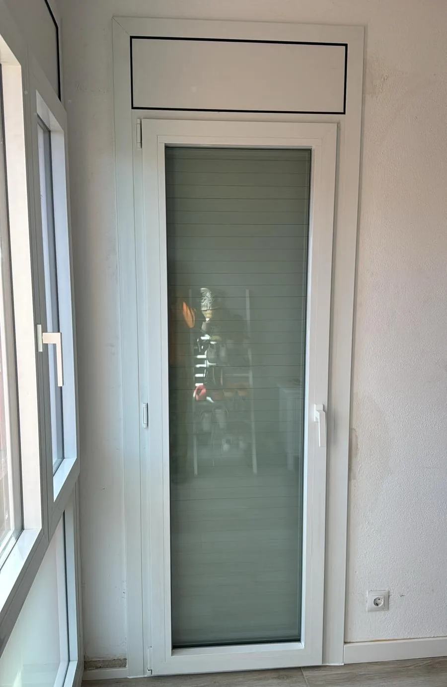 Ventanas y puerta de balcón de aluminio blanco en Gascons (3)