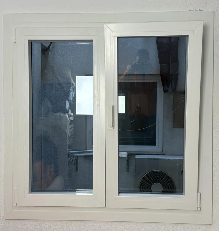 Ventanas y puerta de balcón de aluminio blanco en Gascons (4)