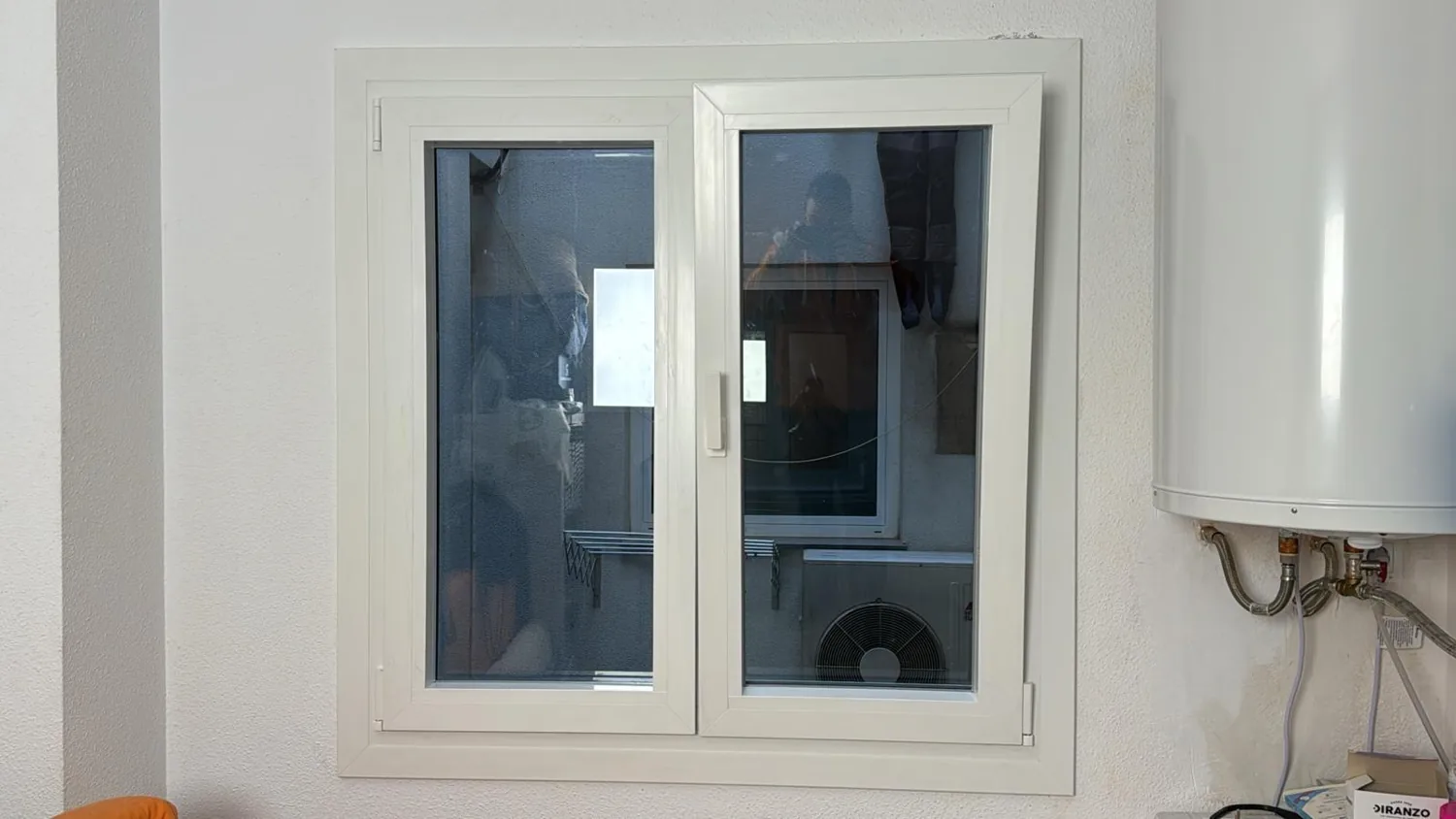 Ventanas y puerta de balcón de aluminio blanco en Gascons (5)