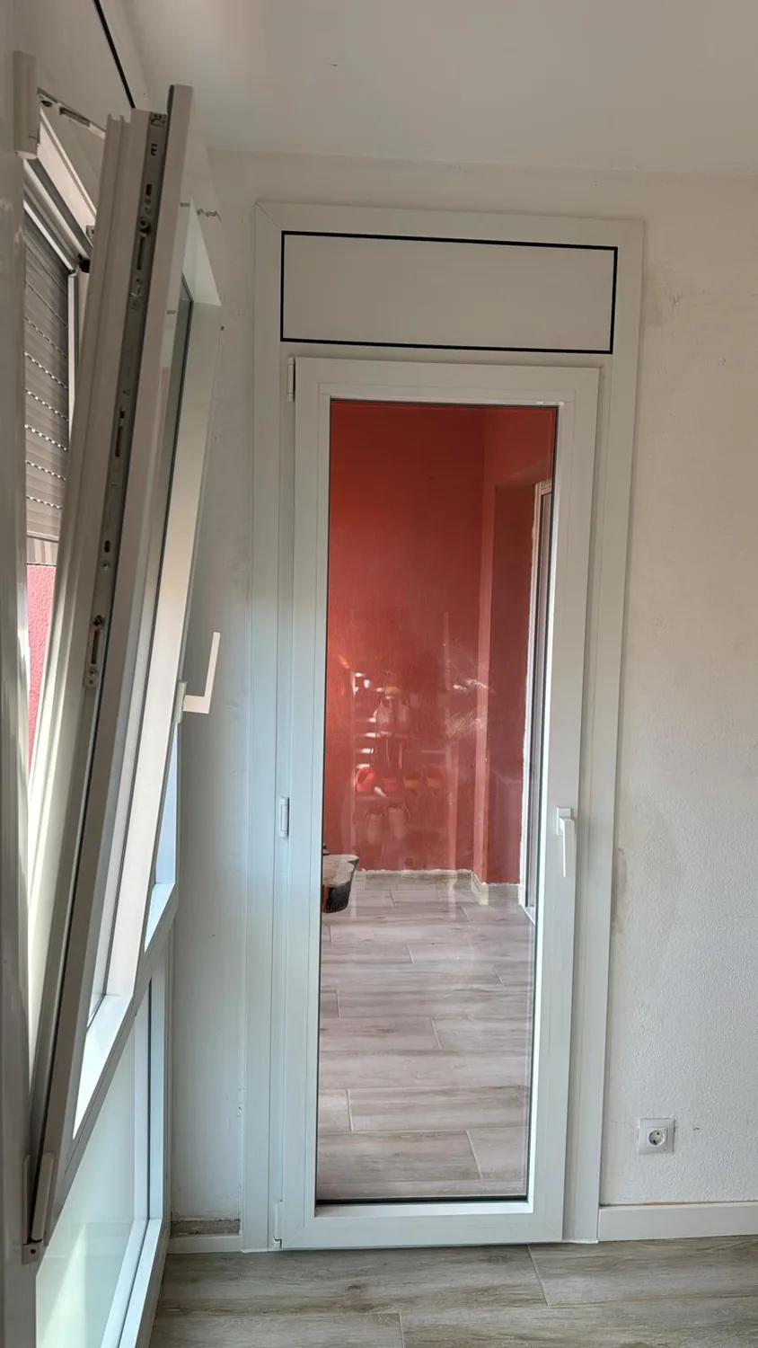 Ventanas y puerta de balcón de aluminio blanco en Gascons (6)