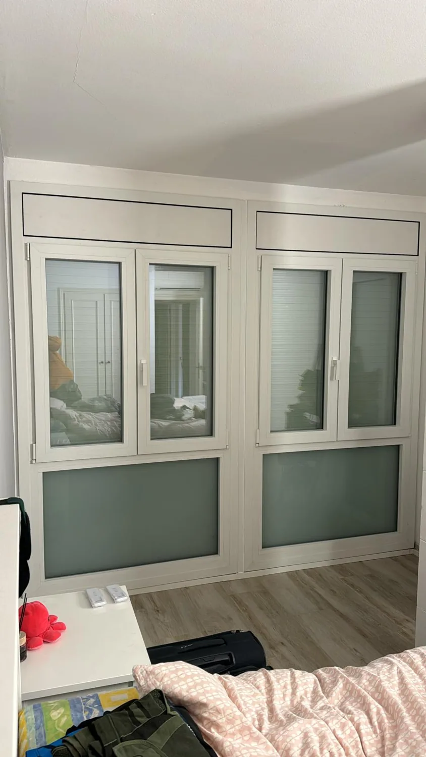 Ventanas y puerta de balcón de aluminio blanco en Gascons (7)