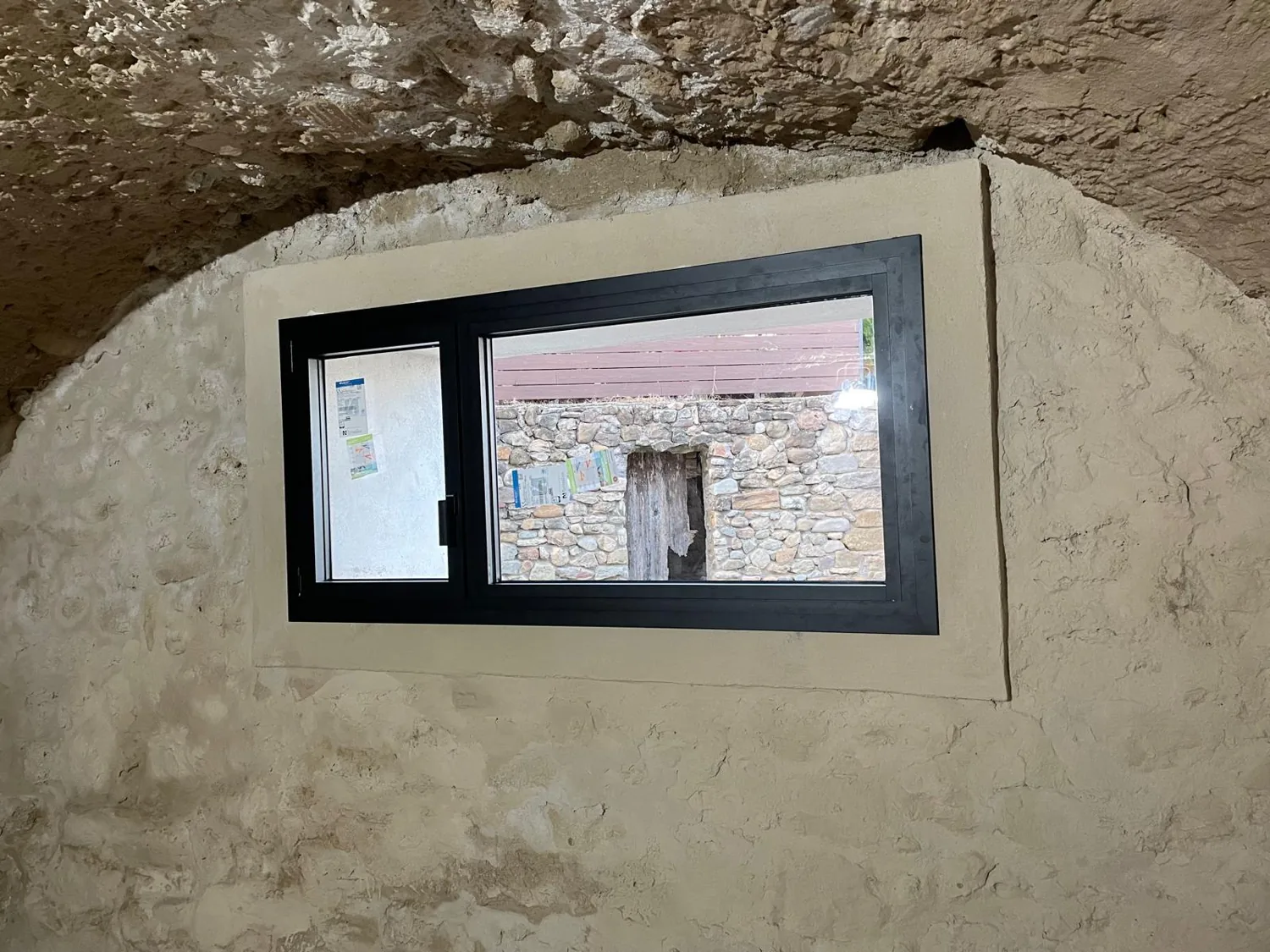 Finestres d'alumini negre en una masia de pedra (2)