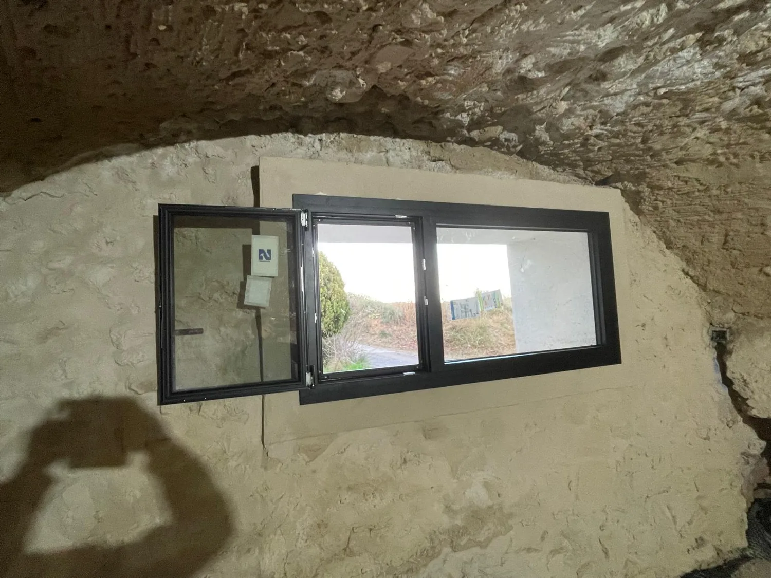 Finestres d'alumini negre en una masia de pedra (3)