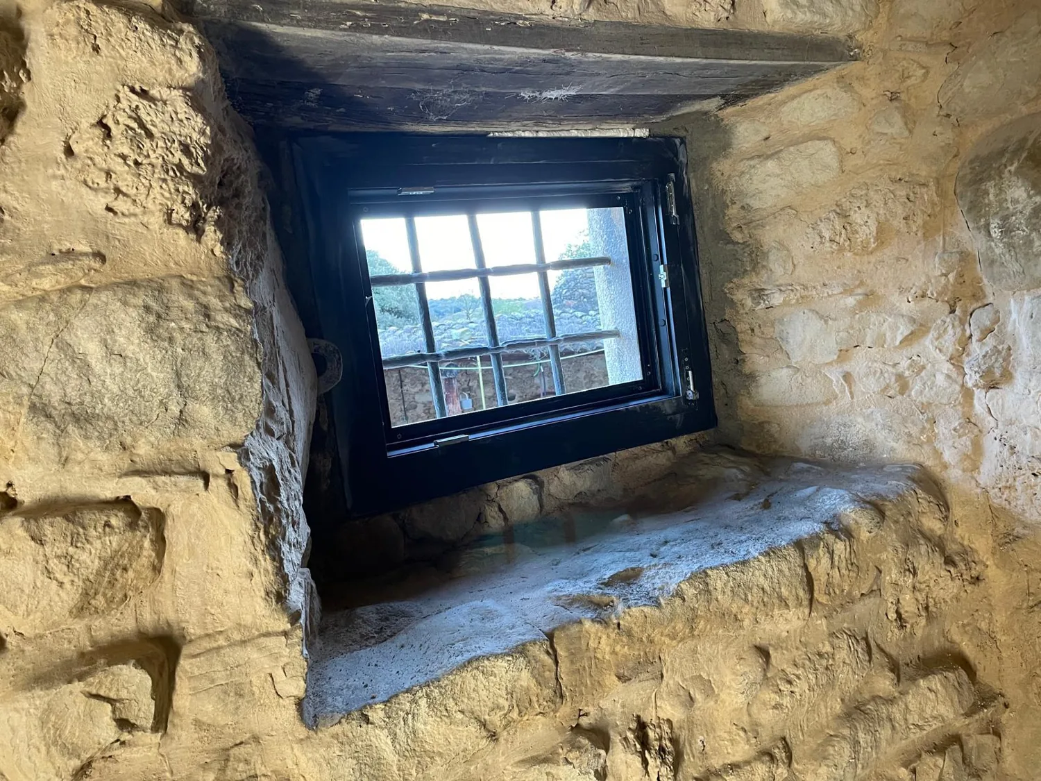 Finestres d'alumini negre en una masia de pedra (5)