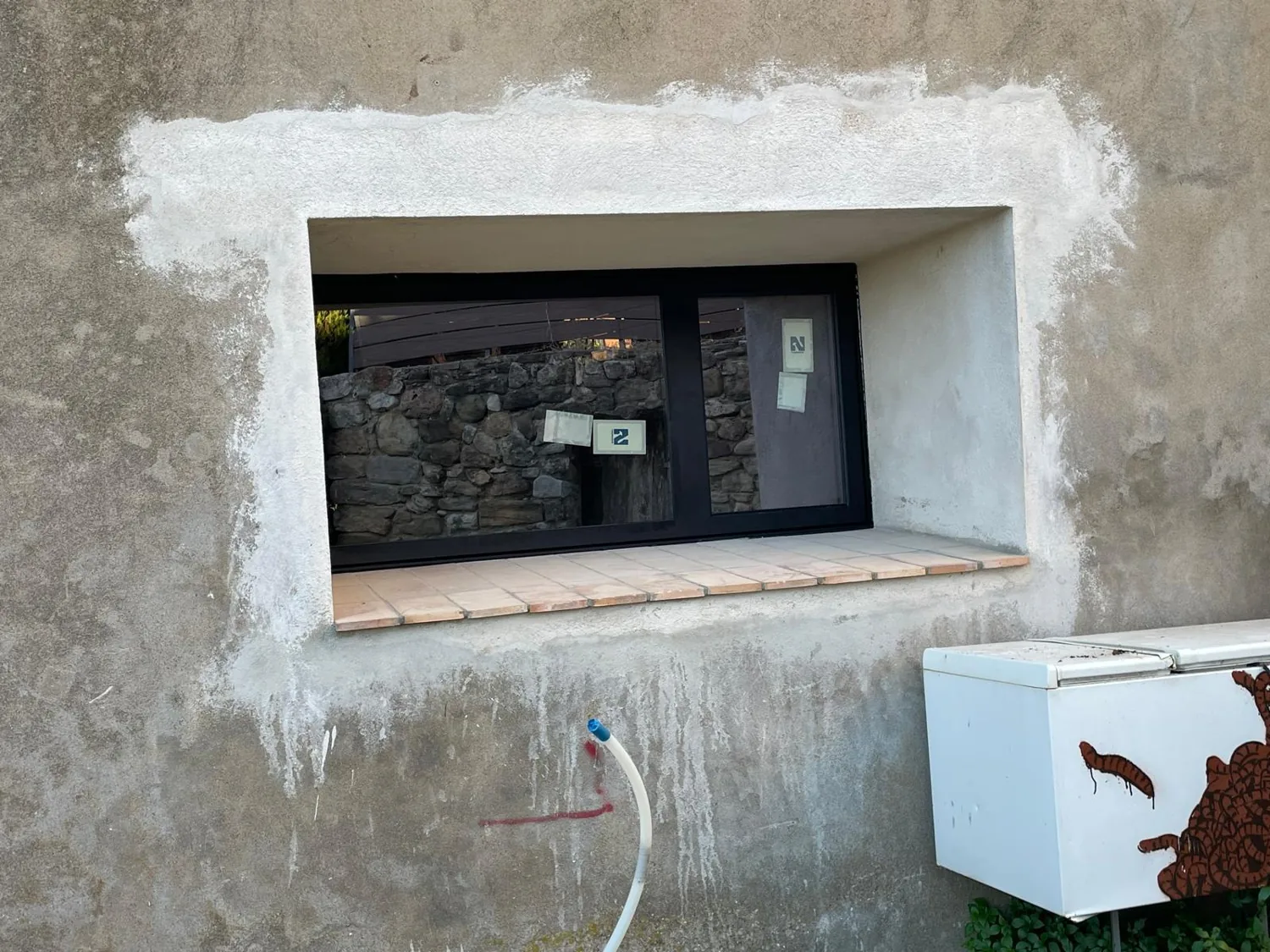 Finestres d'alumini negre en una masia de pedra (6)