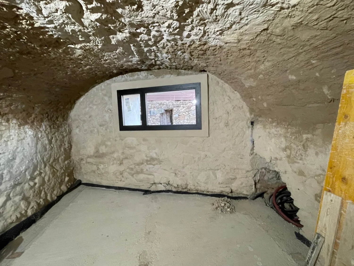 Finestres d'alumini negre en una masia de pedra (7)
