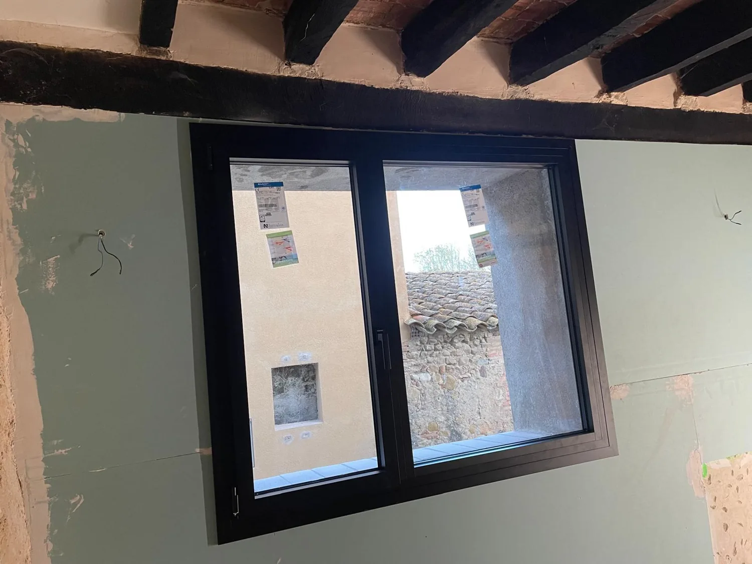 Finestres d'alumini negre en una masia de pedra (8)