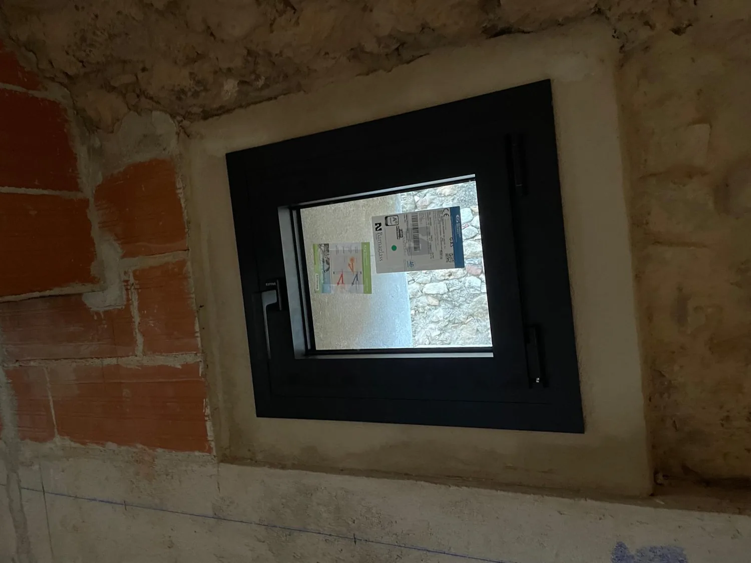 Finestres d'alumini negre en una masia de pedra (9)