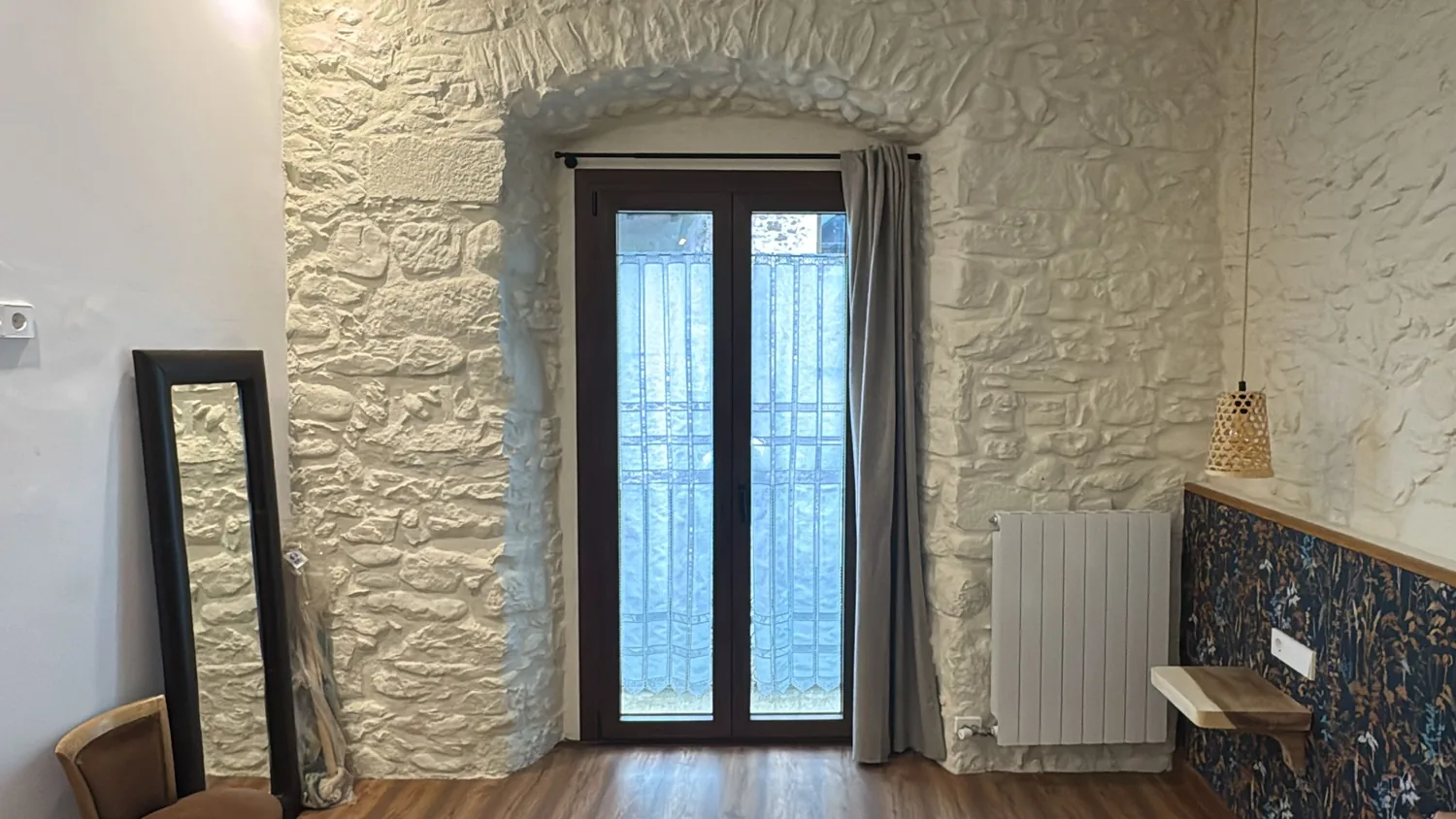 Puertas balconeras de aluminio imitación madera en un alojamiento rural en Mieres