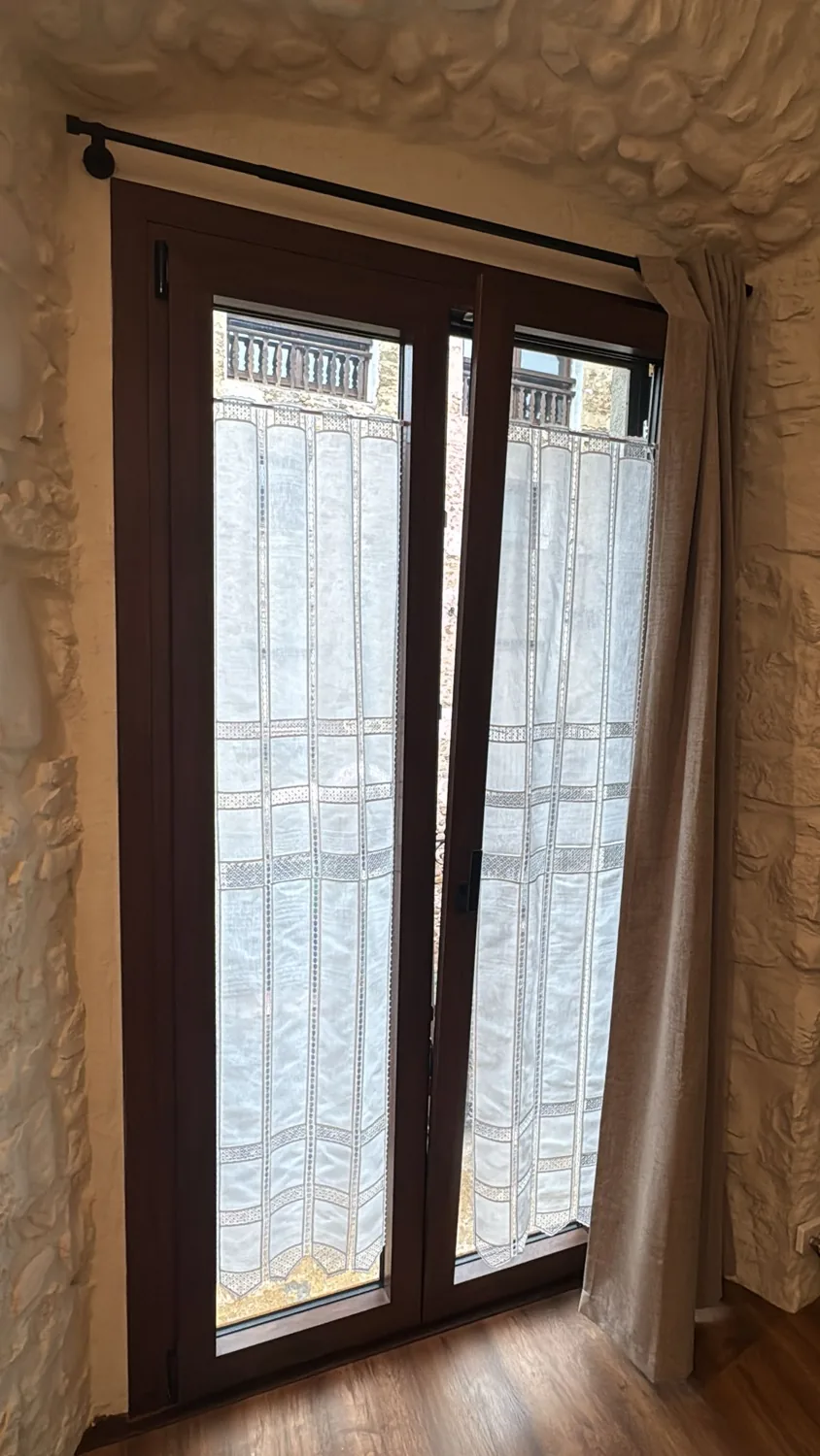 Puertas balconeras de aluminio imitación madera en un alojamiento rural en Mieres (2)