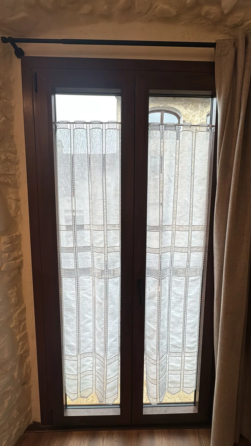 Puertas balconeras de aluminio imitación madera en un alojamiento rural en Mieres (3)