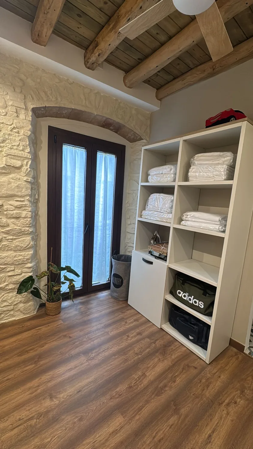 Puertas balconeras de aluminio imitación madera en un alojamiento rural en Mieres (4)