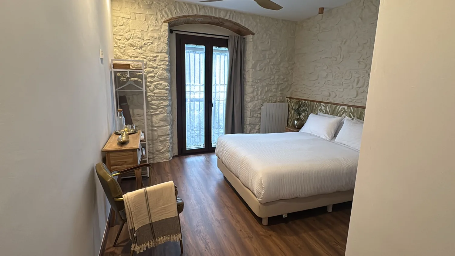 Puertas balconeras de aluminio imitación madera en un alojamiento rural en Mieres (5)