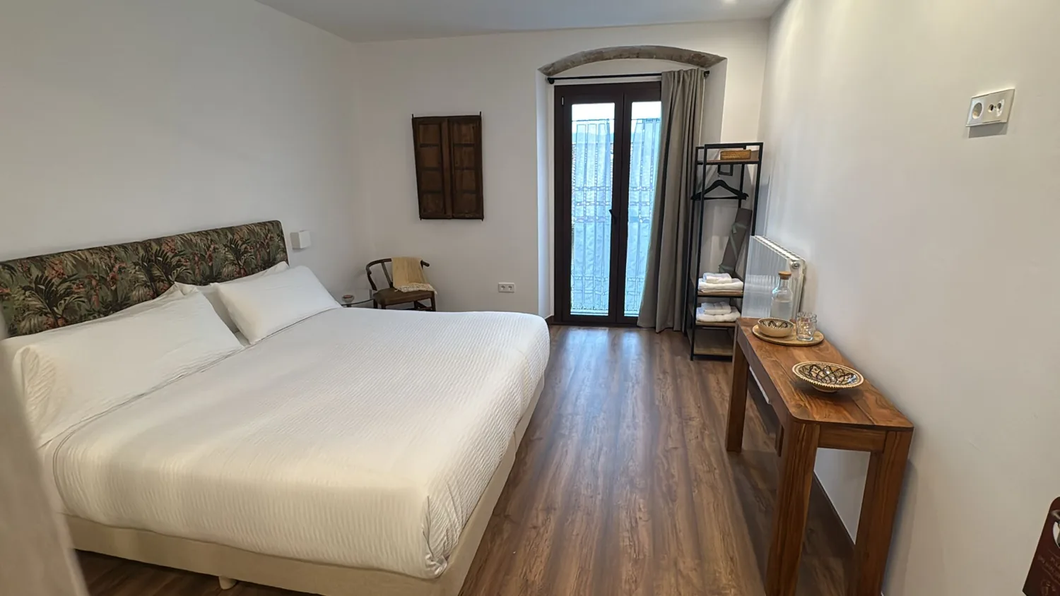 Puertas balconeras de aluminio imitación madera en un alojamiento rural en Mieres (7)