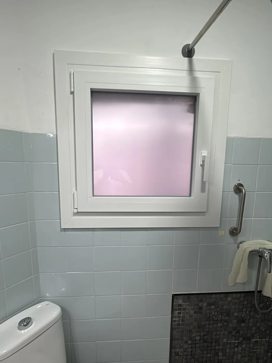 Ventanas de baño de PVC blanco con vidrio mate en Banyoles y Girona