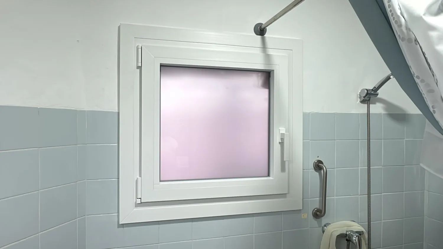 Ventanas de baño de PVC blanco con vidrio mate en Banyoles y Girona (2)