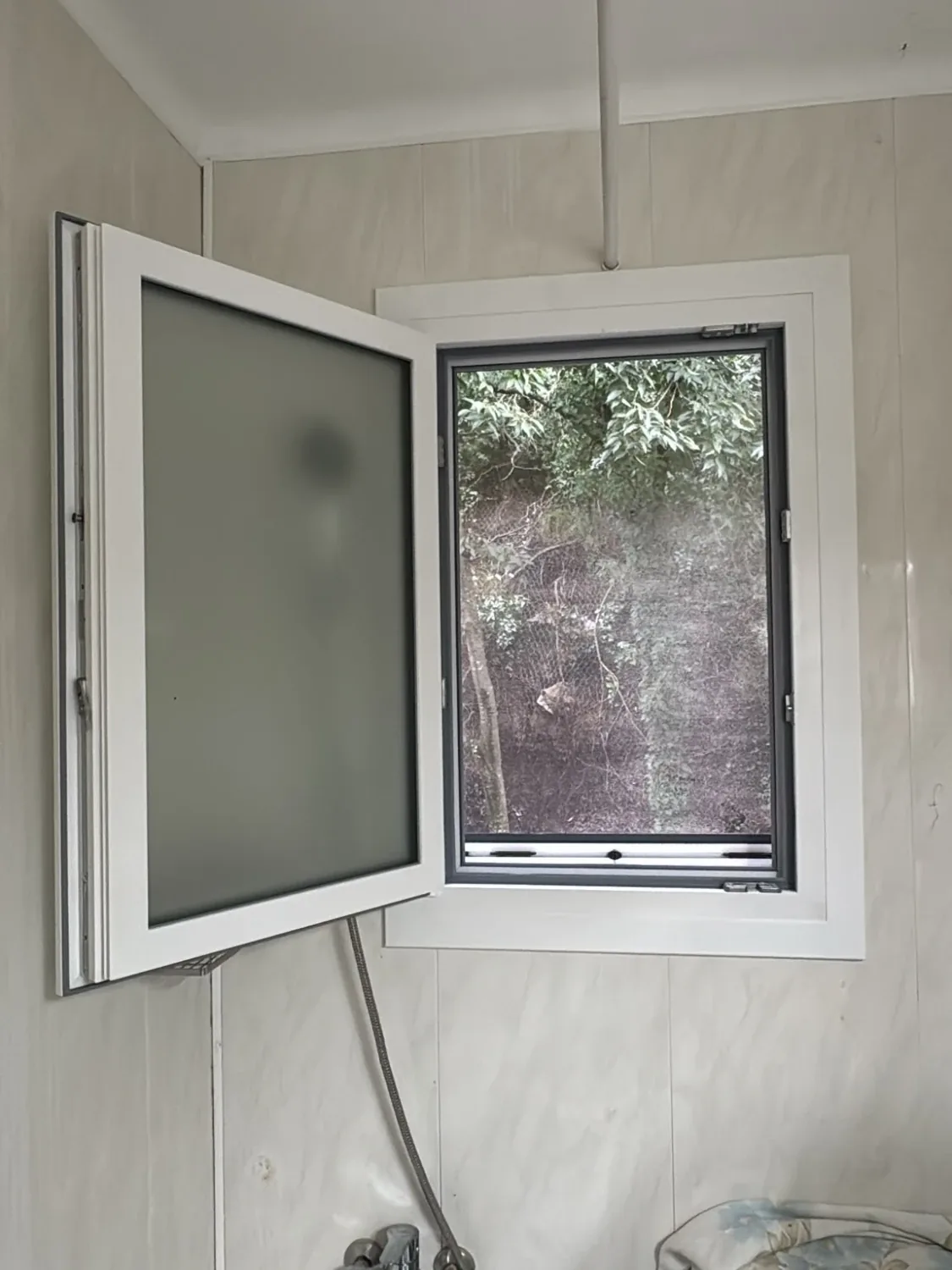 Ventanas de baño de PVC blanco con vidrio mate en Banyoles y Girona (3)