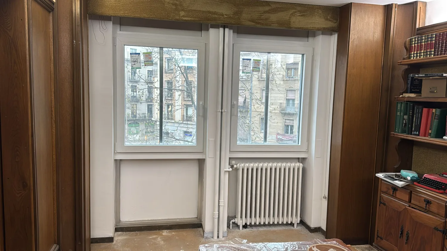 Ventanas de PVC blanco en un piso de edificio clásico