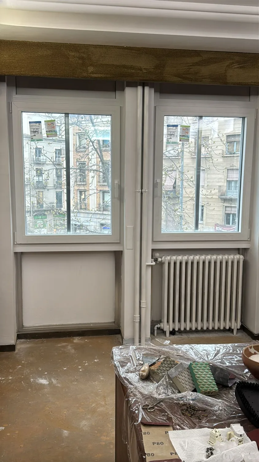 Ventanas de PVC blanco en un piso de edificio clásico (2)