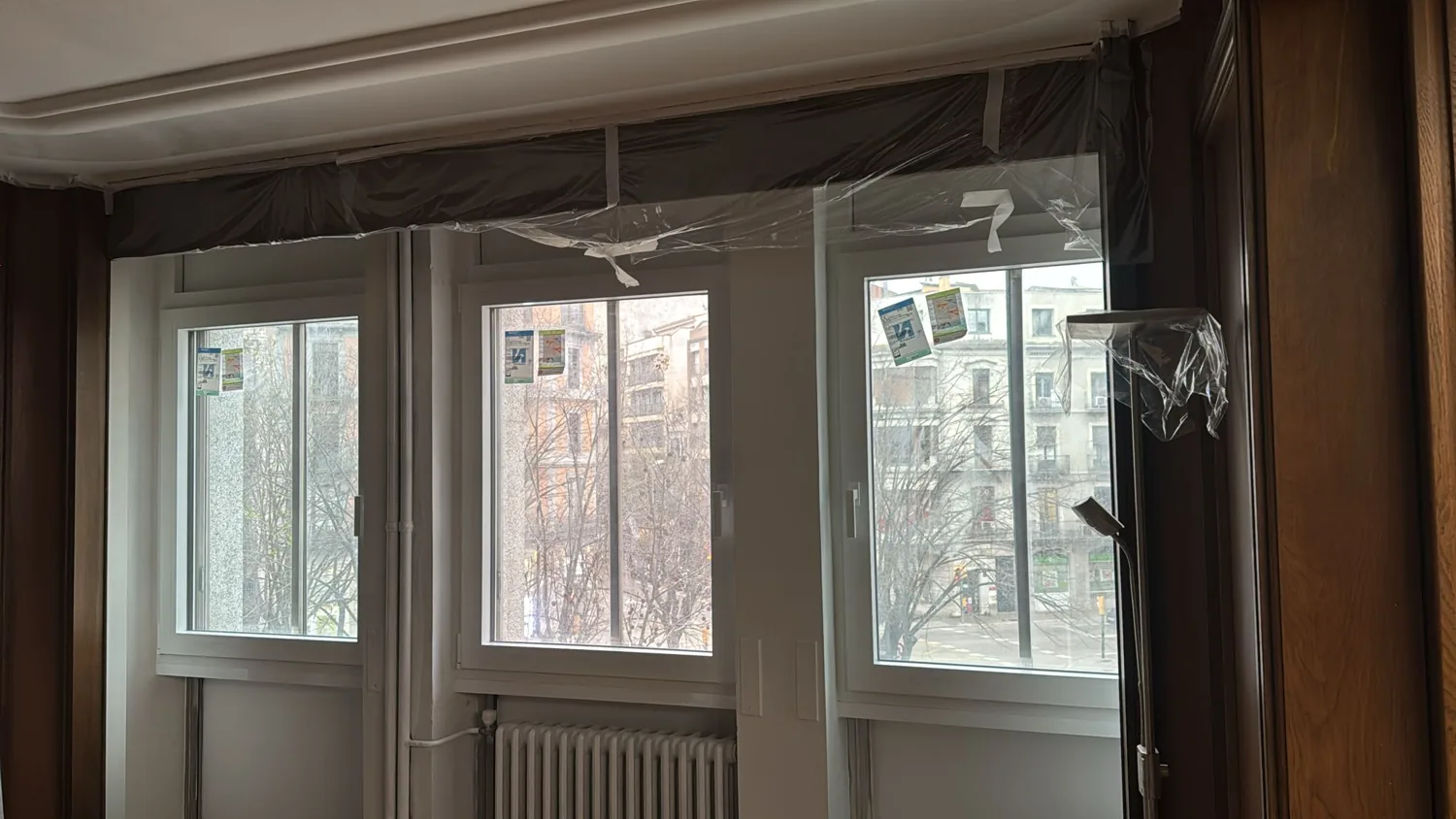 Ventanas de PVC blanco en un piso de edificio clásico (3)