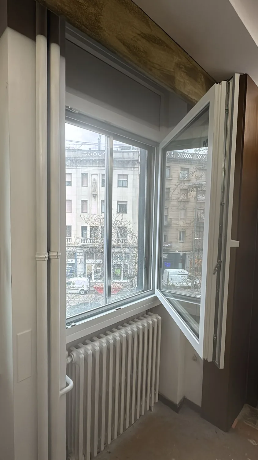 Ventanas de PVC blanco en un piso de edificio clásico (4)