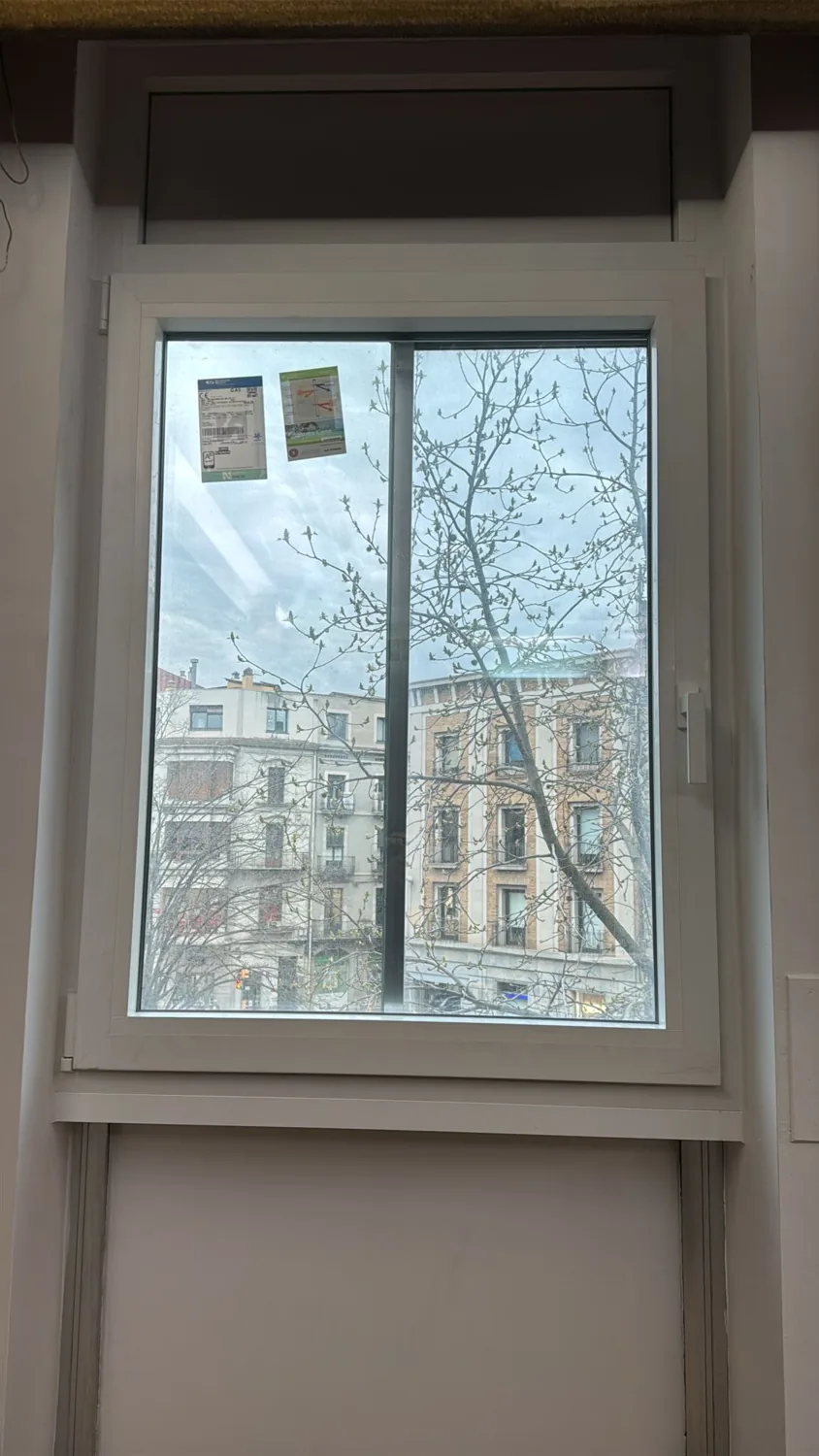 Ventanas de PVC blanco en un piso de edificio clásico (6)
