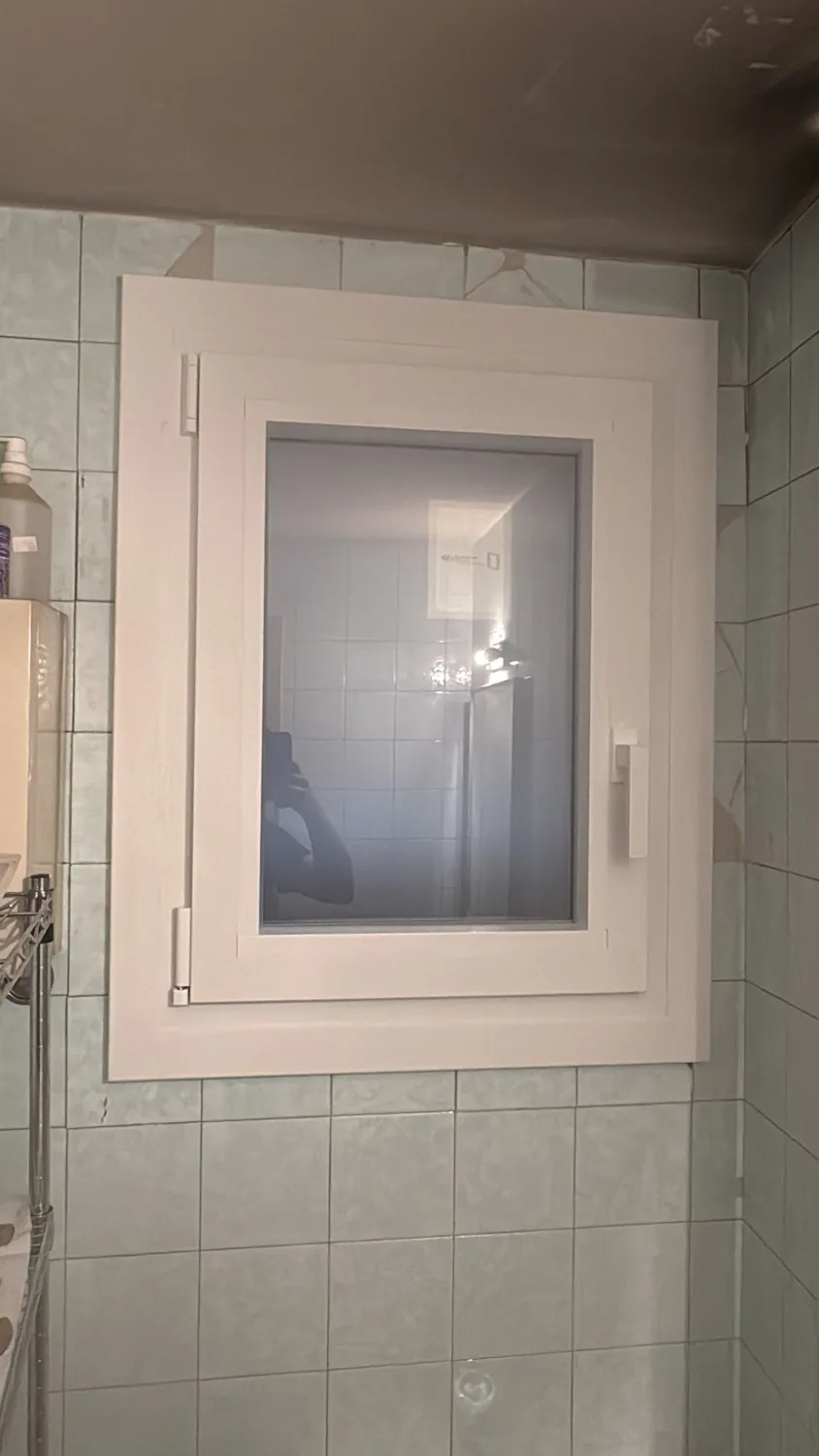 Ventanas de PVC blanco en un piso de edificio clásico (7)