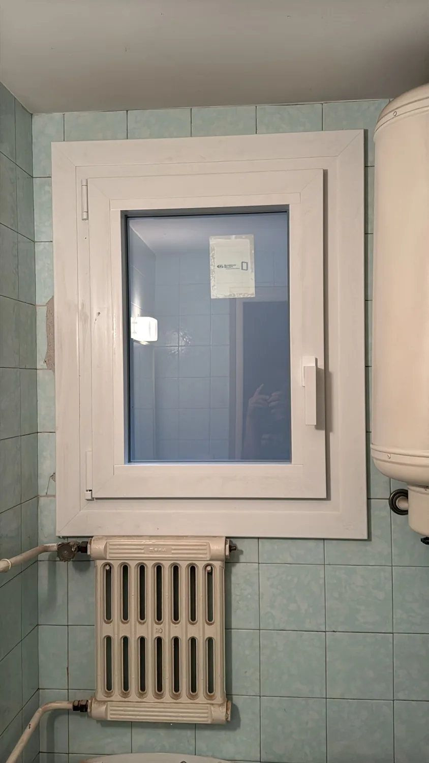 Ventanas de PVC blanco en un piso de edificio clásico (8)