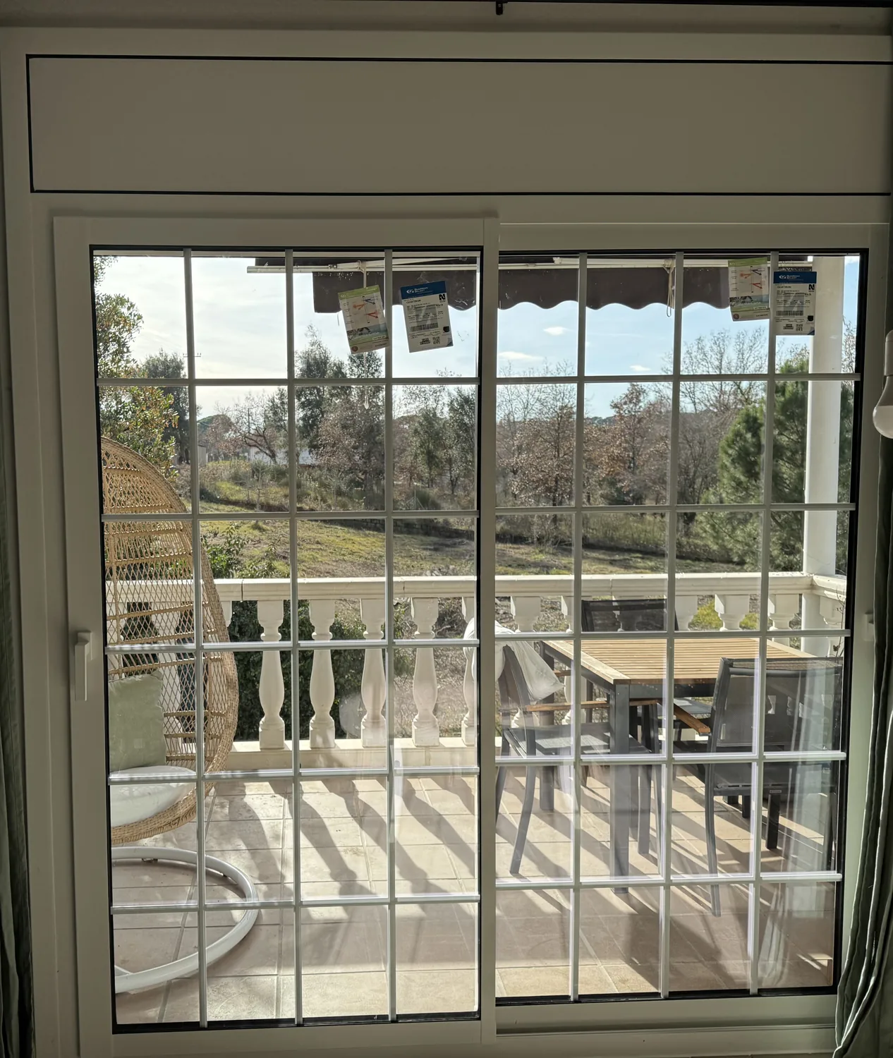 Ventanas y balconeras de PVC blanco con persiana en Vilobí d'Onyar (8)