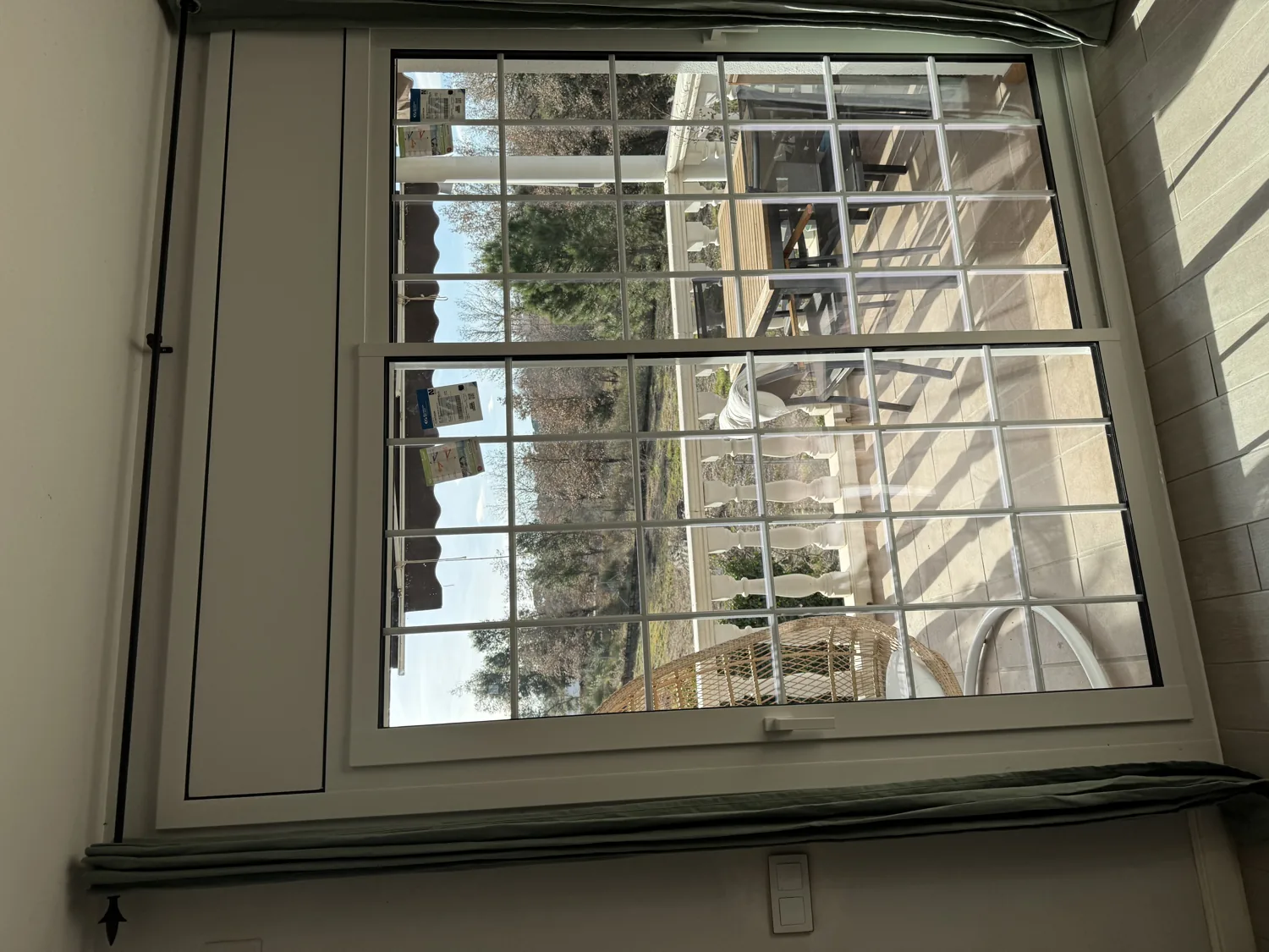 Ventanas y balconeras de PVC blanco con persiana en Vilobí d'Onyar (9)