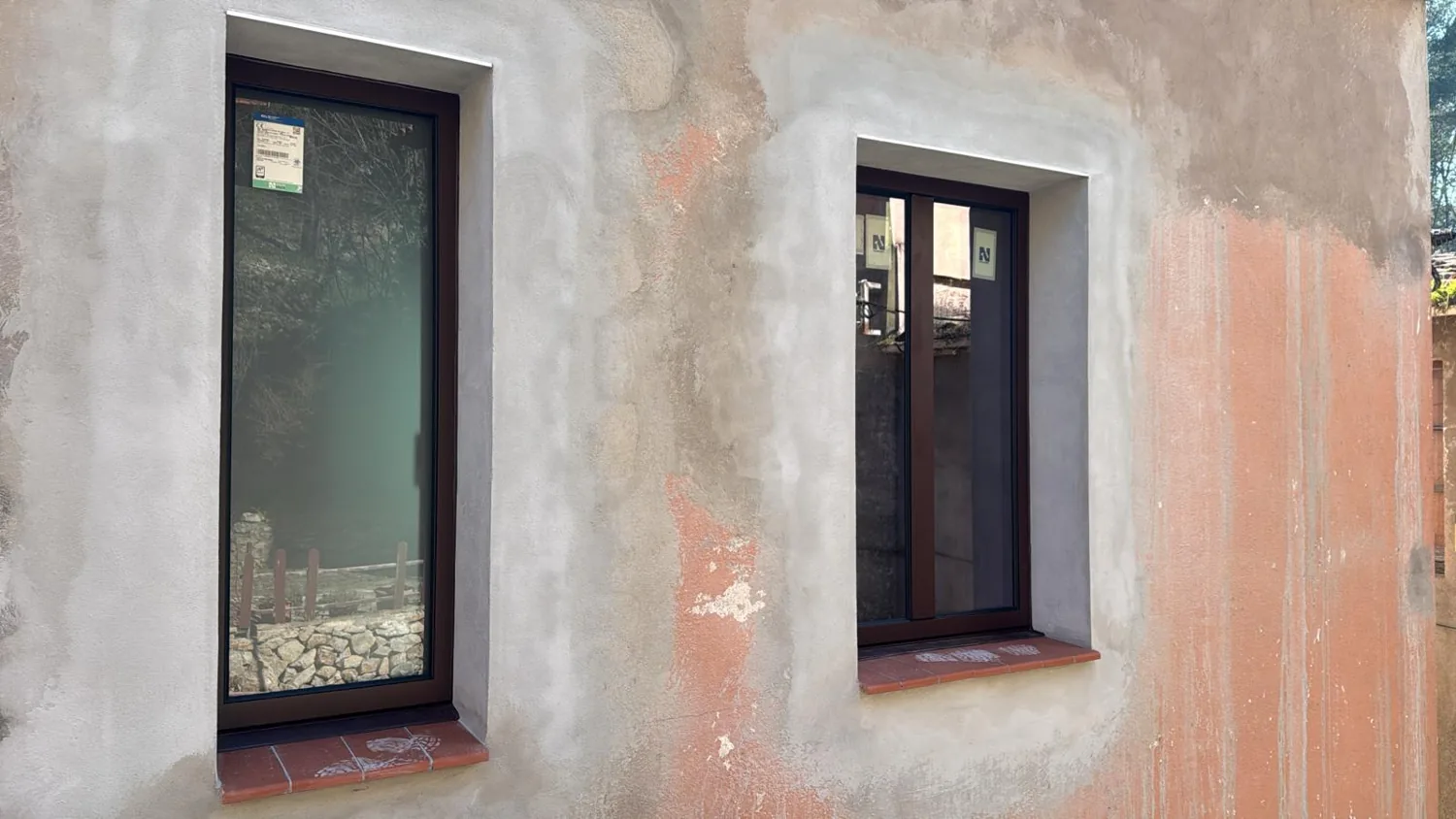 Ventanas y puerta de aluminio REFINE en una casa de piedra