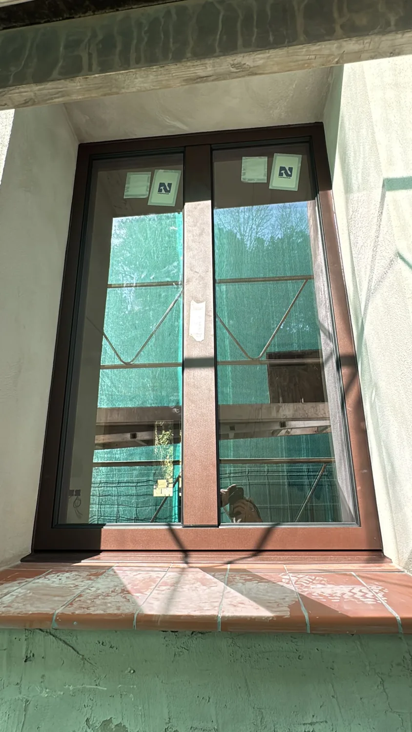 Ventanas y puerta de aluminio REFINE en una casa de piedra (2)