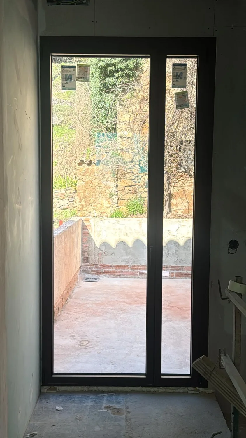Ventanas y puerta de aluminio REFINE en una casa de piedra (3)