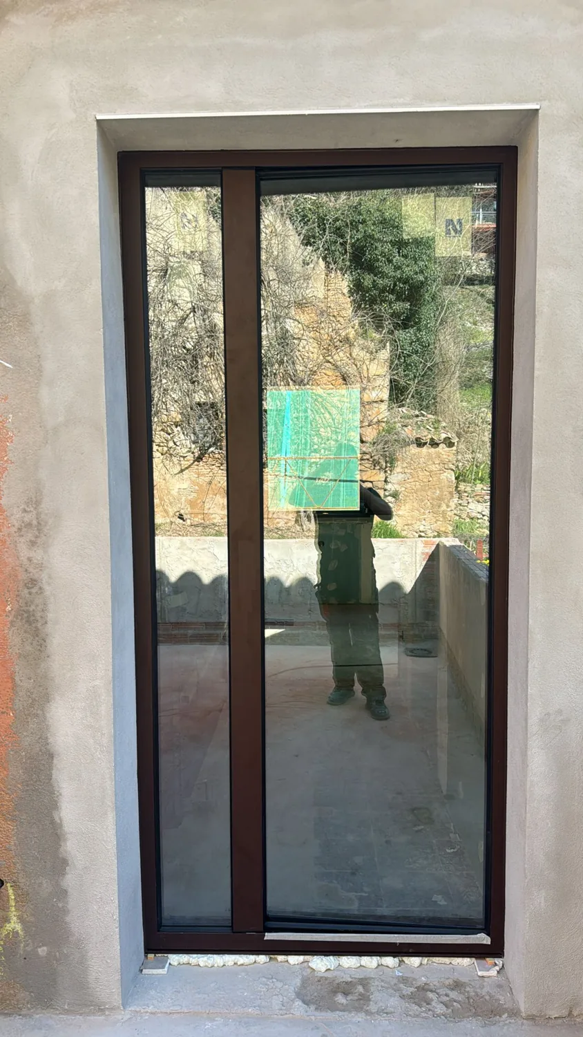Ventanas y puerta de aluminio REFINE en una casa de piedra (4)