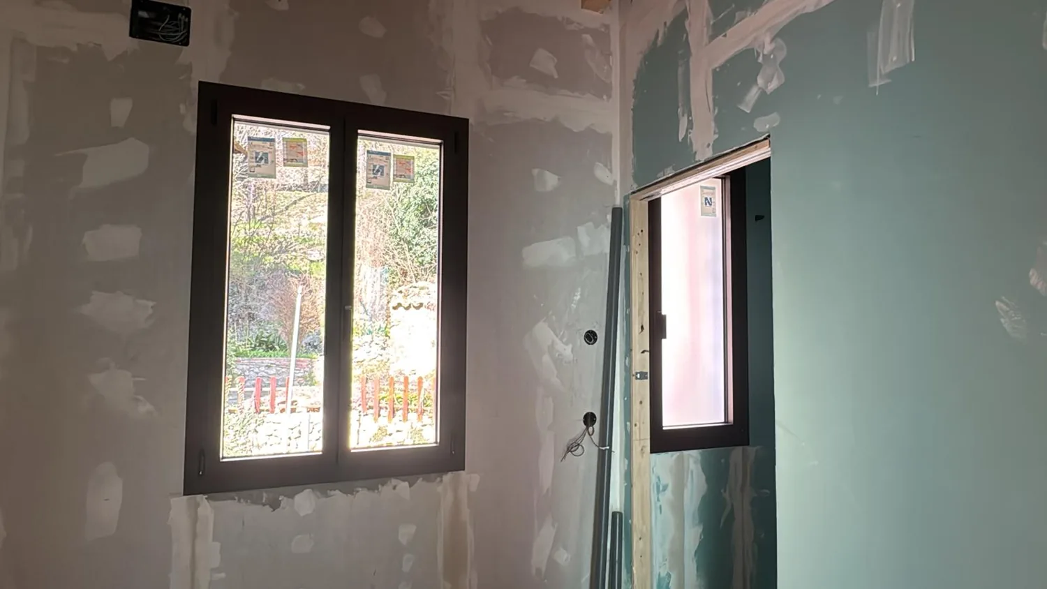 Ventanas y puerta de aluminio REFINE en una casa de piedra (5)