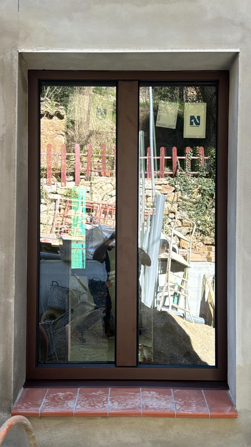 Ventanas y puerta de aluminio REFINE en una casa de piedra (6)